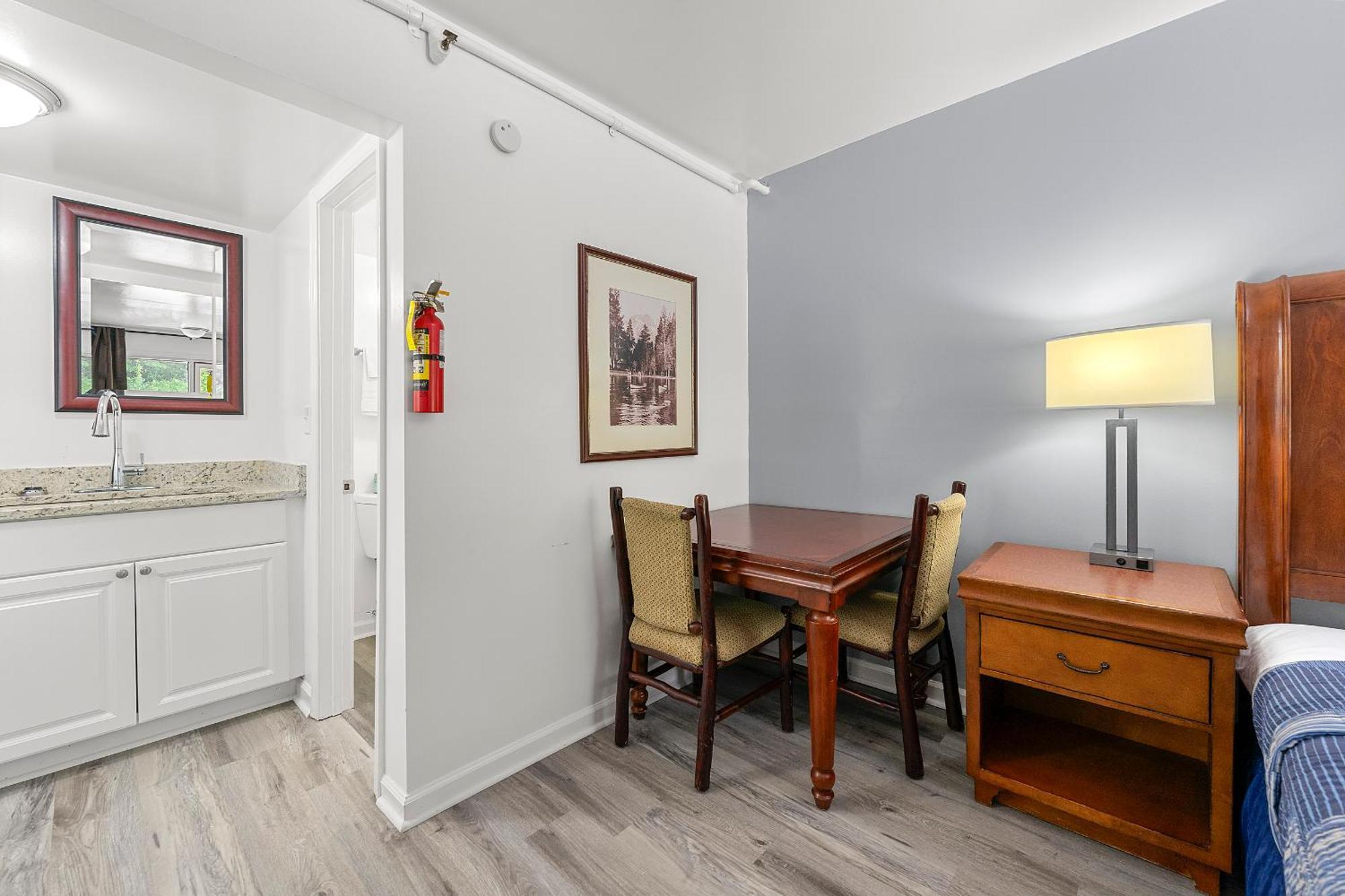 Budgetel Inn And Suites Lodge West ภายนอก รูปภาพ