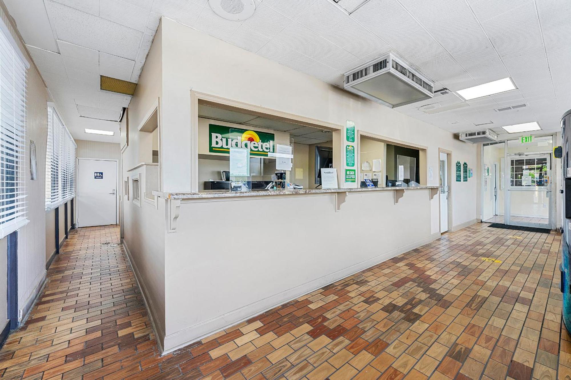 Budgetel Inn And Suites Lodge West ภายนอก รูปภาพ